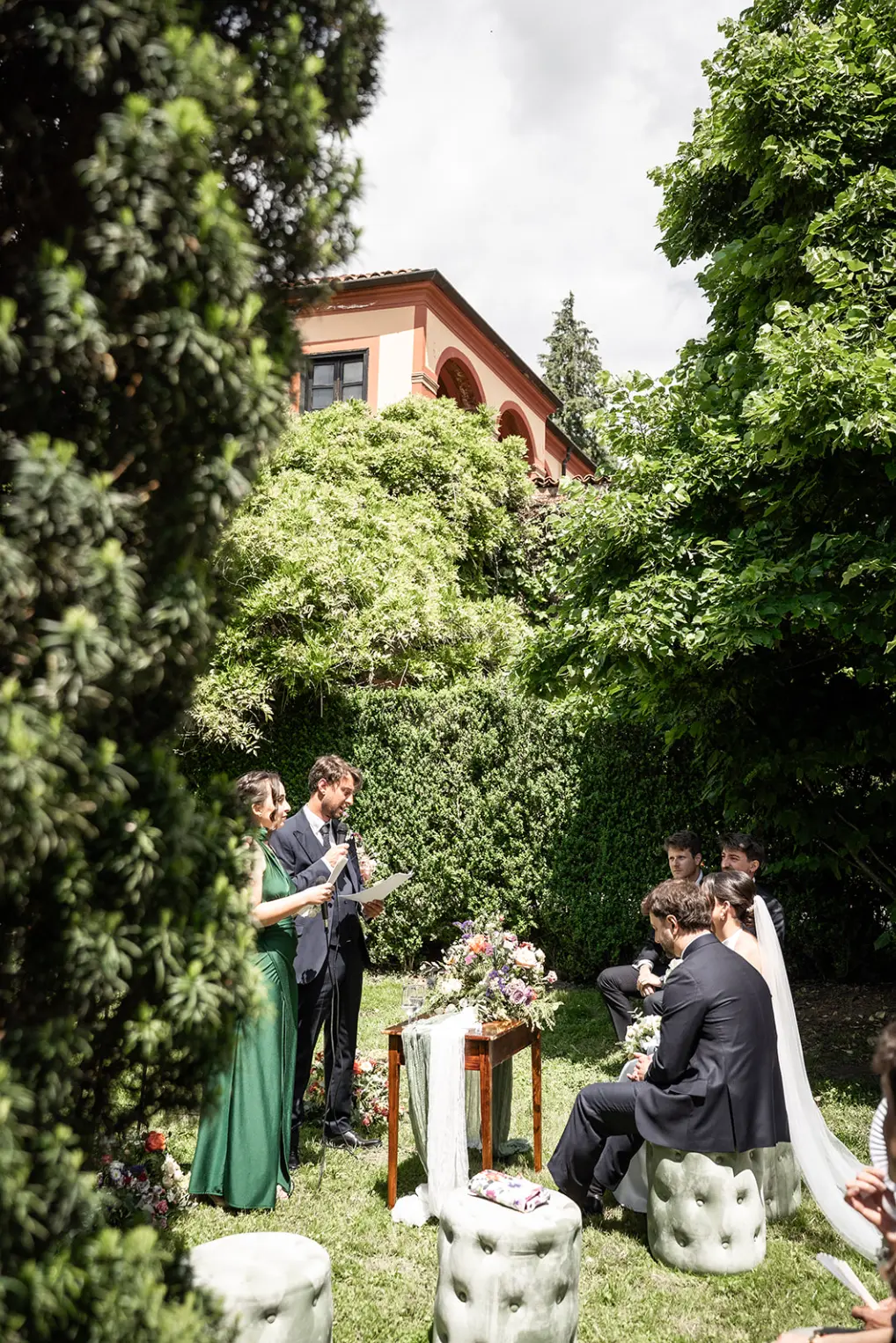 Cerimonia intima in un giardino italiano
