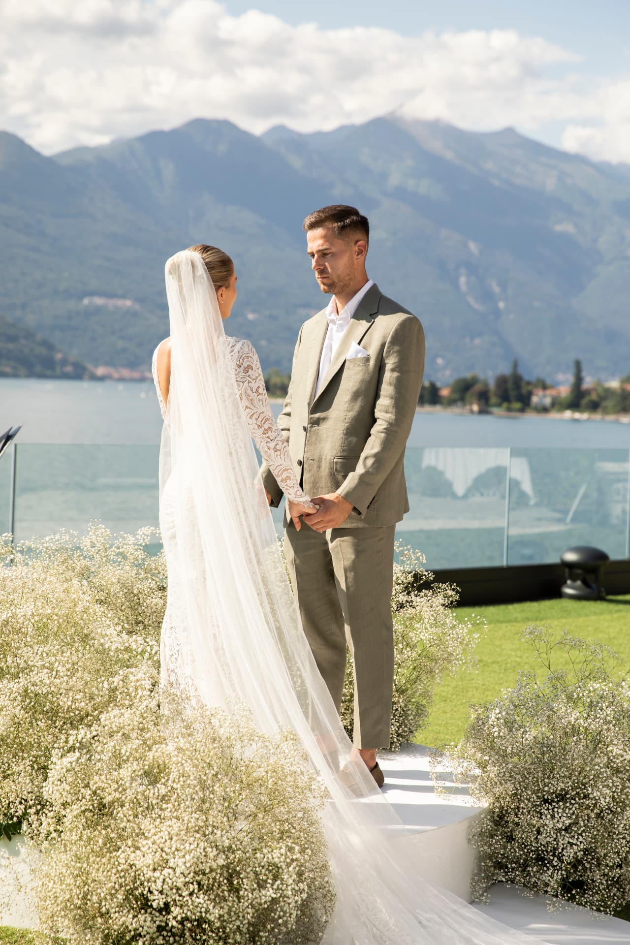 Sposi durante una cerimonia sul Lago di Como