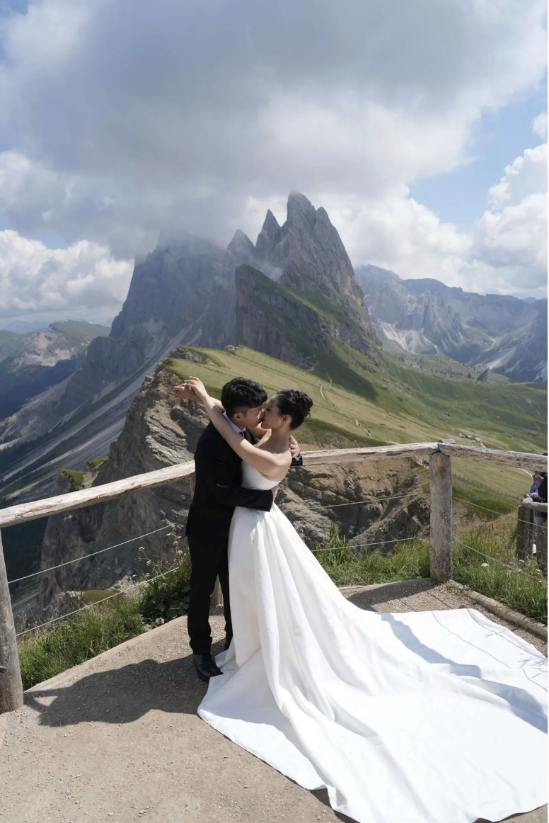 Sposi davanti alle Dolomiti