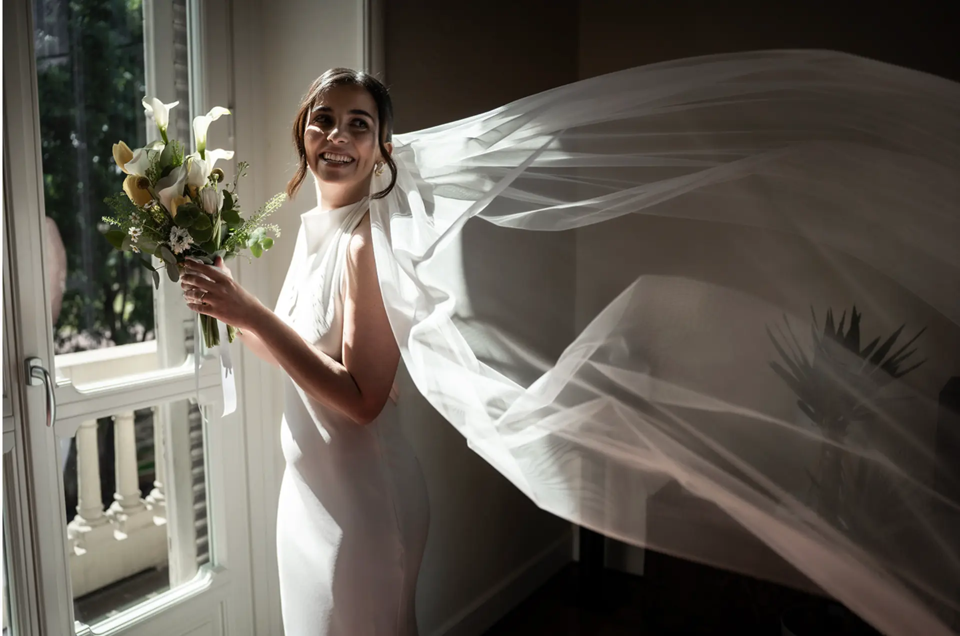 La sposa con il velo che si apre nella luce